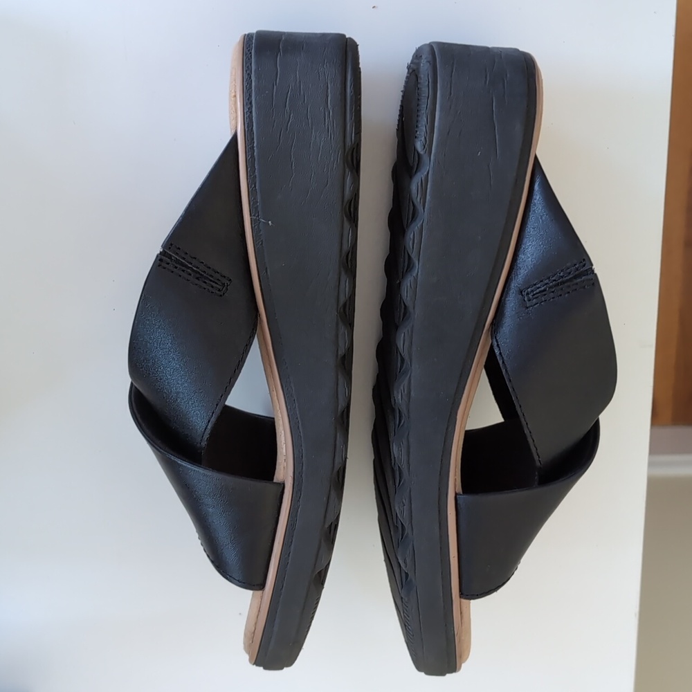 Clarks Women's Black and Tan Sandals - Picture 4 of 4